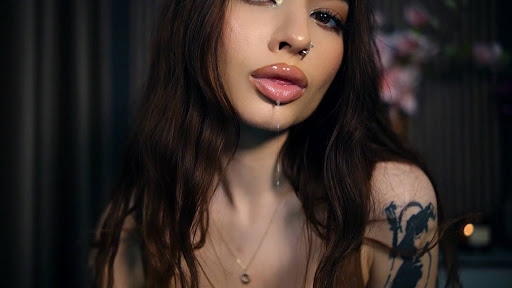 Goddess Ellyah posing with slightly dripping saliva from her lips for split fetish fans