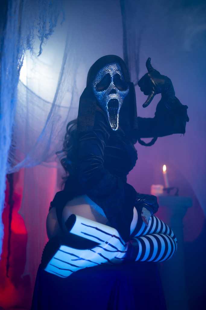 Goddess Kristie aka Kristie Bish in Ghostface mask sitting on knees and posing her nude butt cosplay on Scream movie