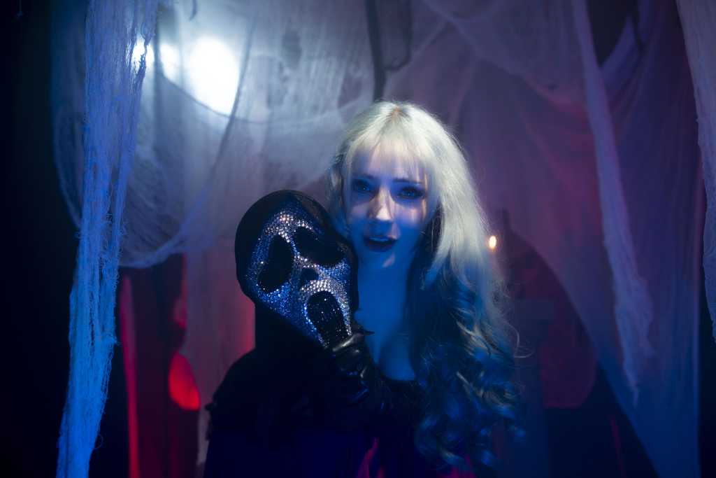 Goddess Kristie aka Kristie Bish holding a Ghostface mask