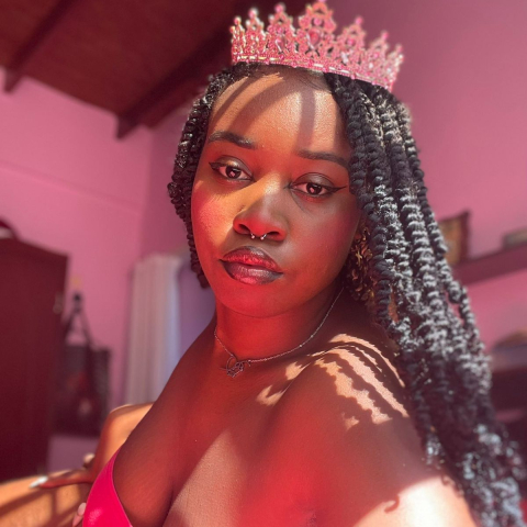 Eliteress Elaine in a crown